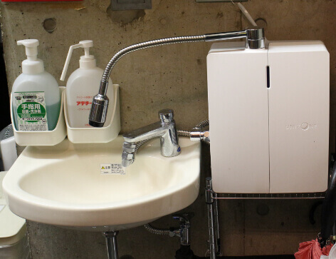 手洗い場所に設置された洗浄液とアルコール消毒液